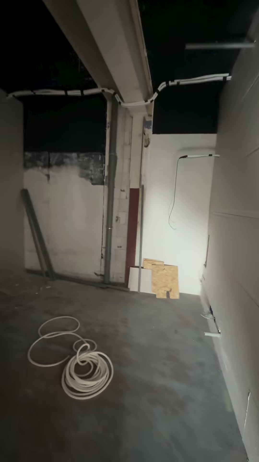 Nieuwe gipsplaten wanden en een verlaagd plafond in aanbouw, met het houten regelwerk nog zichtbaar
